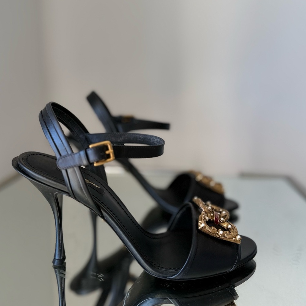Like new DOLCE & GABBANA Dg Amore 95mm Pearl embellished Sandals 38 $975 - Picture 4 of 10